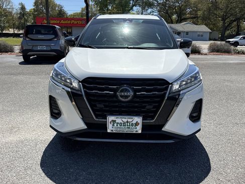 Used 2022 Nissan Kicks SR w/ Interior Electronics Package FWD image 8