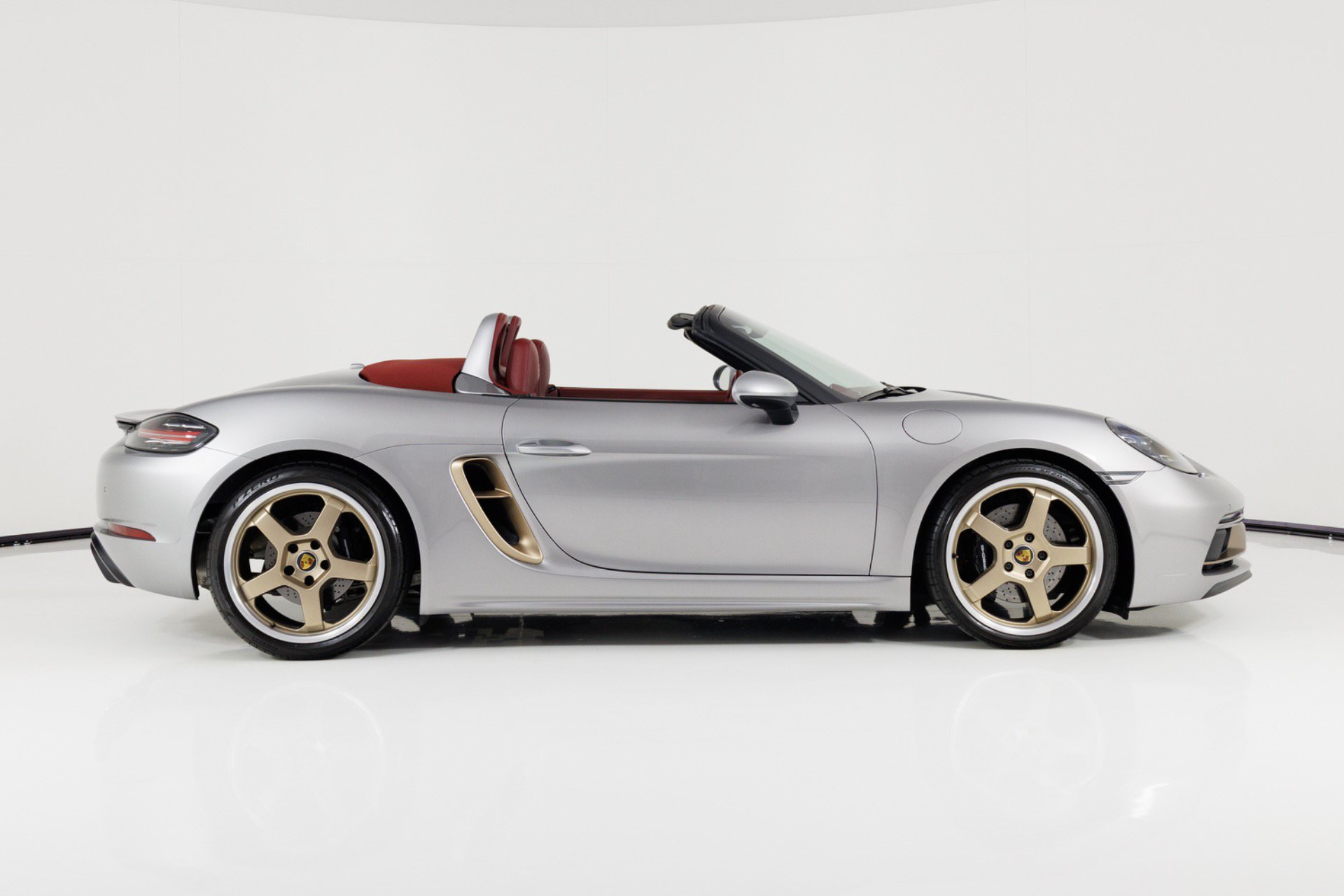 Used 2021 Porsche 718 Boxster RWD image 2