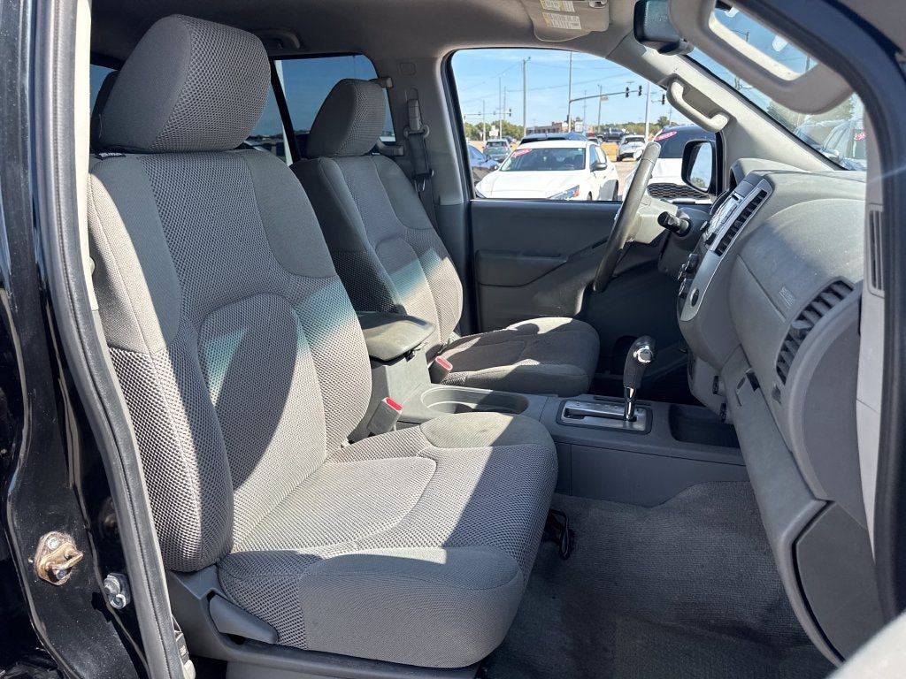 Used 2016 Nissan Frontier SV w/ SV Value Truck Package AWD/4WD image 11