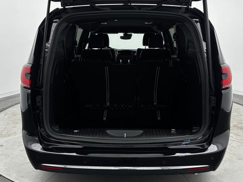 Used 2025 Chrysler Pacifica Select image 34