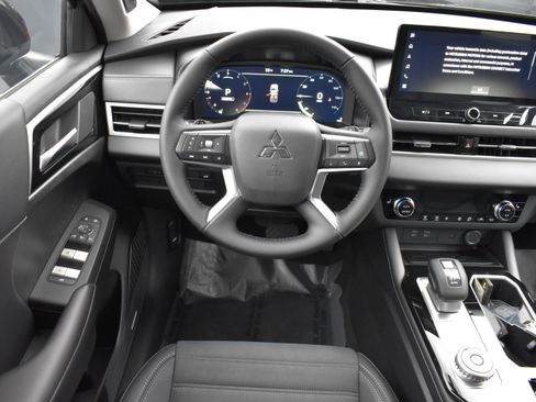 New 2025 Mitsubishi Outlander SE image 14