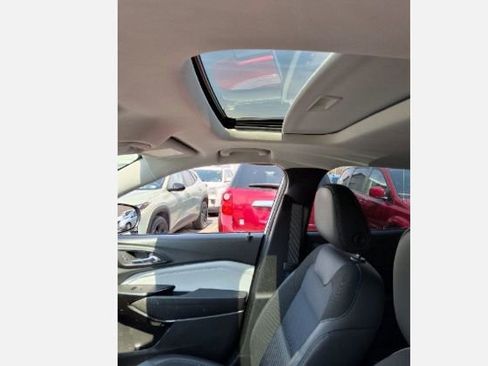 Used 2024 Chevrolet Trax LT w/ Sunroof Package image 10