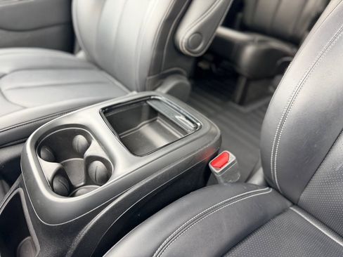 Used 2024 Chrysler Pacifica Touring-L w/ Uconnect Theater Family Group image 20