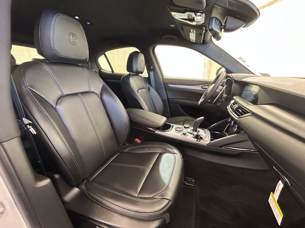 New 2025 Alfa Romeo Stelvio Sprint w/ Convenience Package AWD/4WD image 17