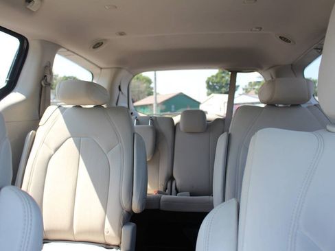 Used 2017 Chrysler Pacifica Touring FWD image 13