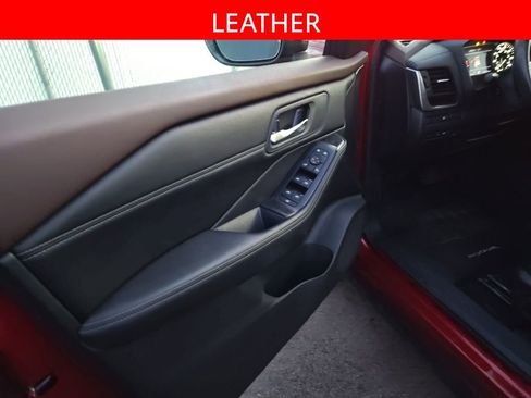 Used 2023 Nissan Rogue SV w/ SV Premium B Package image 5