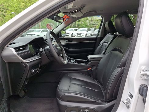 Certified 2023 Jeep Grand Cherokee Limited w/ Black Appearance Package AWD/4WD image 14