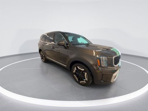 Used 2024 Kia Telluride EX w/ EX Captain's Chair Package AWD/4WD image 2