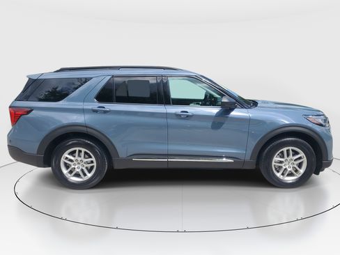 Used 2025 Ford Explorer Active RWD image 2