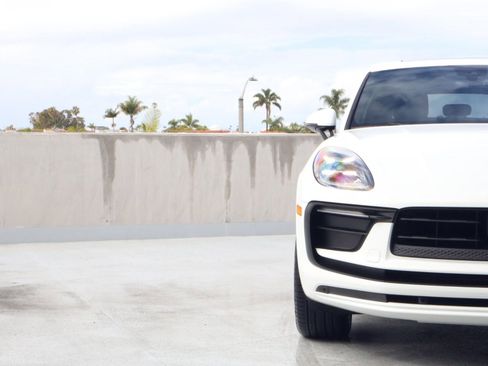 Certified 2025 Porsche Macan AWD/4WD image 12