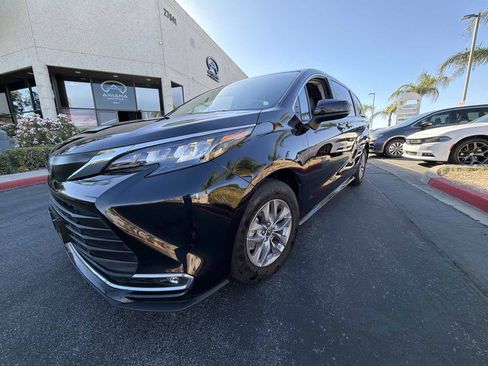 Used 2024 Toyota Sienna XLE FWD image 16
