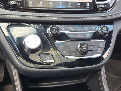 Used 2024 Chrysler Pacifica Limited w/ S Appearance Package image 25