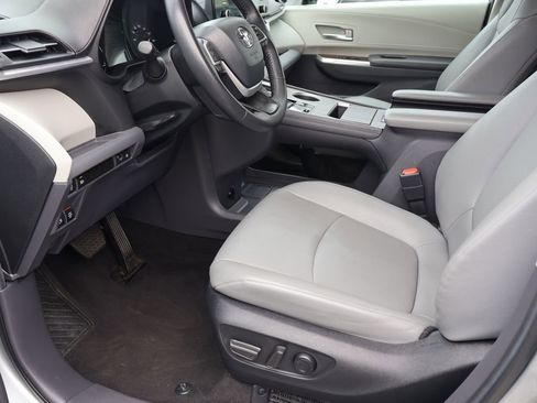 Used 2024 Toyota Sienna XLE image 22
