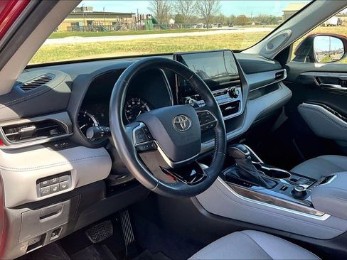 Used 2021 Toyota Highlander Limited image 12