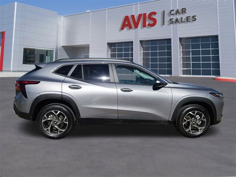 Used 2025 Chevrolet Trax LT w/ LT Convenience Package image 7