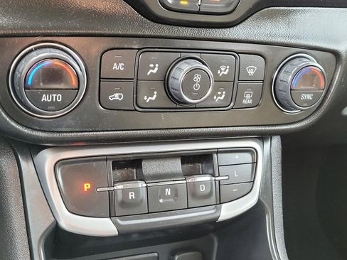 Used 2022 GMC Terrain SLE w/ Driver Convenience Package image 28