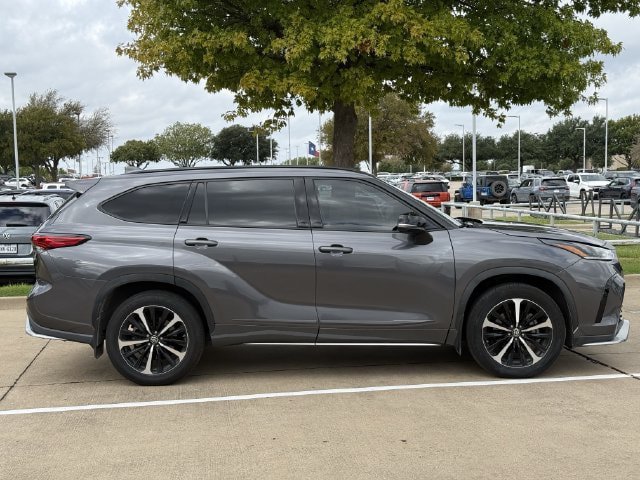 Used 2021 Toyota Highlander XSE FWD image 3