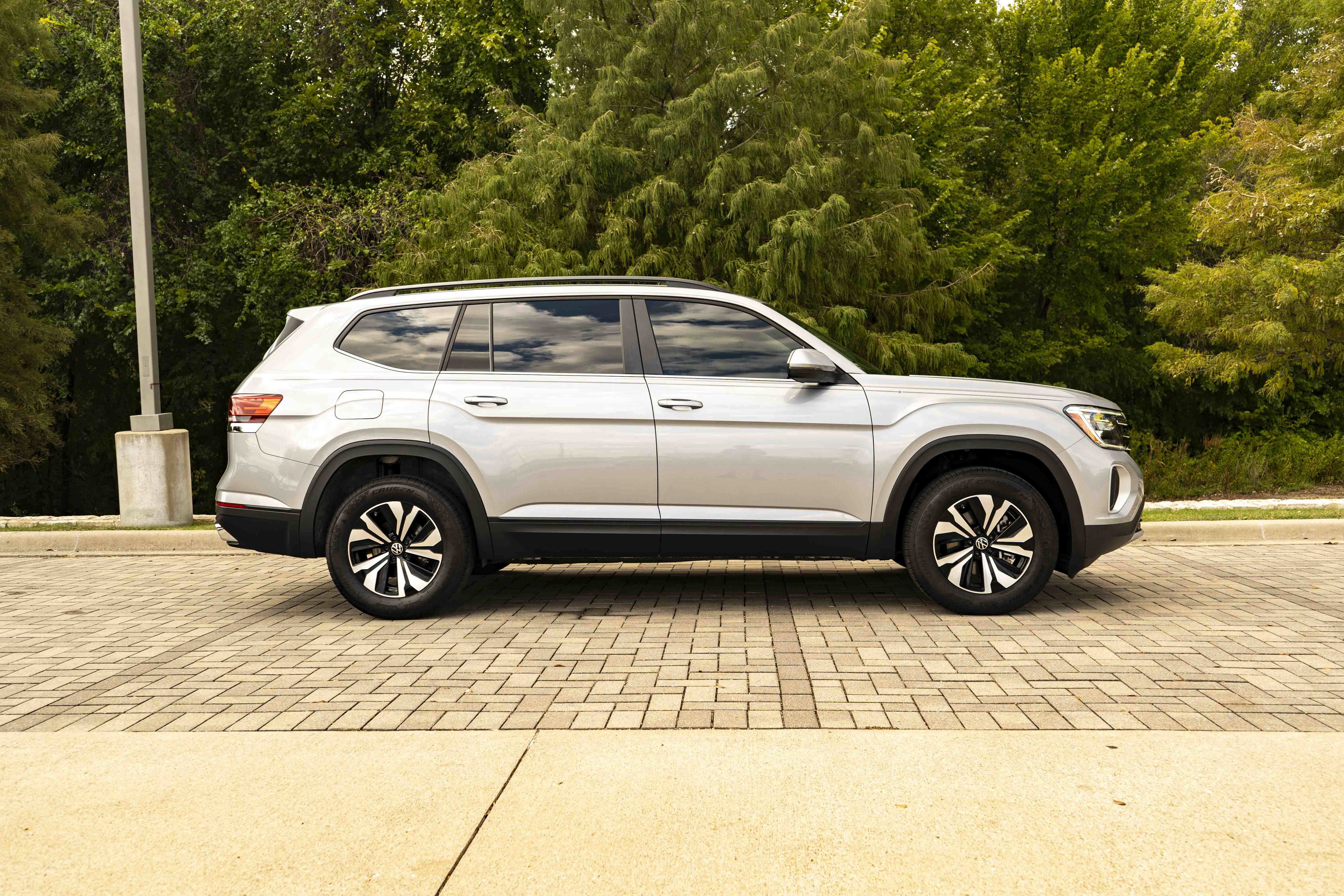 Certified 2026 Volkswagen Atlas SE FWD image 9