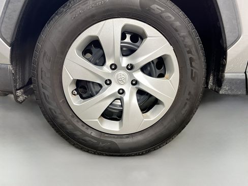 Used 2021 Toyota RAV4 LE FWD image 14