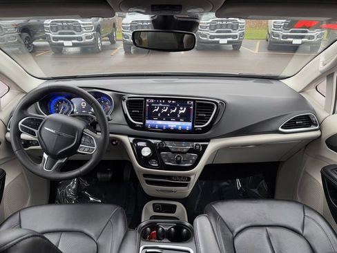 Used 2024 Chrysler Pacifica Touring-L FWD image 19