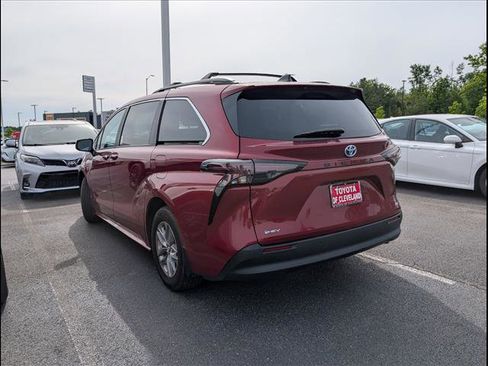 Used 2025 Toyota Sienna XLE w/ XLE Plus Package FWD image 5