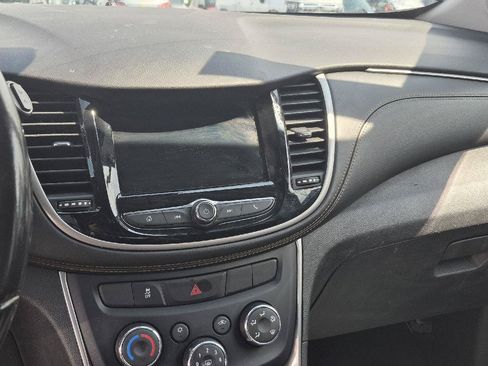 Used 2019 Chevrolet Trax LT w/ LT Convenience Package FWD image 9