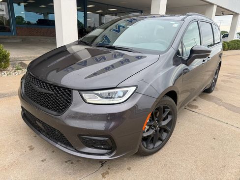 Used 2022 Chrysler Pacifica Touring-L w/ Uconnect Theater Family Group FWD image 2