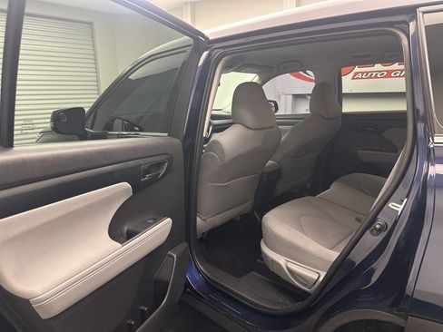 Used 2020 Toyota Highlander LE image 6