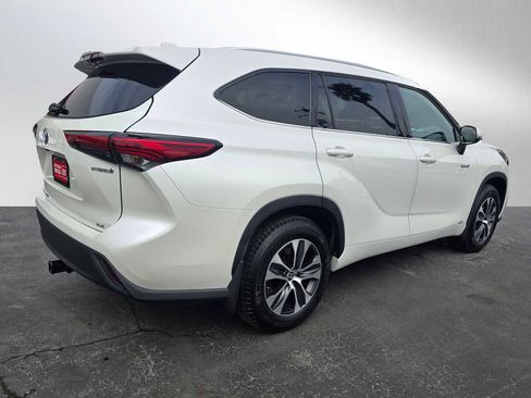 Used 2021 Toyota Highlander XLE image 3