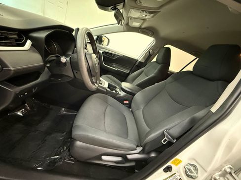 Used 2019 Toyota RAV4 LE w/ Carpet Mat Package AWD/4WD image 17