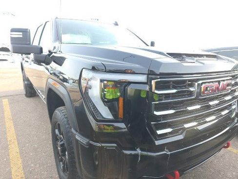Used 2025 GMC Sierra 2500 AT4 image 3