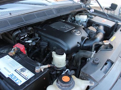 Used 2010 Nissan Titan SE image 35