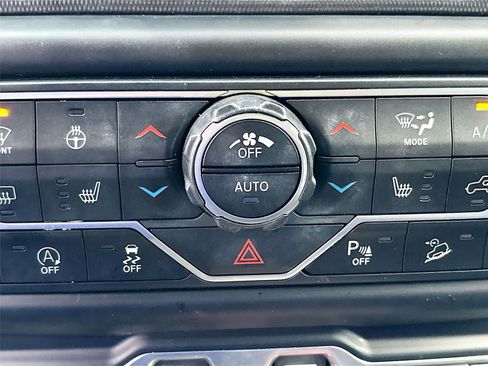 Used 2019 Jeep Wrangler Unlimited Sahara image 16