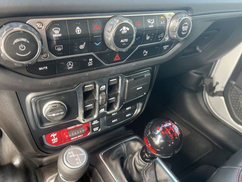 Used 2024 Jeep Wrangler Unlimited Rubicon AWD/4WD image 35