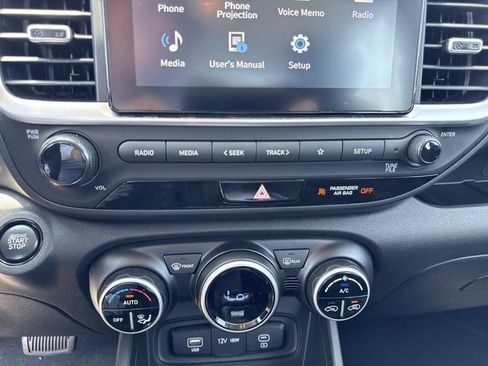 Used 2025 Hyundai Venue SEL FWD image 25