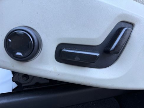 Used 2018 Volvo XC60 T6 Momentum w/ Convenience Package image 14