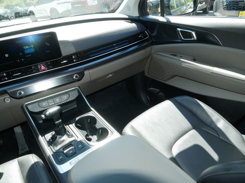 Used 2025 Kia Carnival FWD image 11