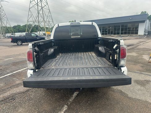 Used 2021 Toyota Tacoma TRD Off-Road w/ Technology Package AWD/4WD image 4