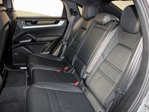 Used 2024 Porsche Cayenne Coupe image 34