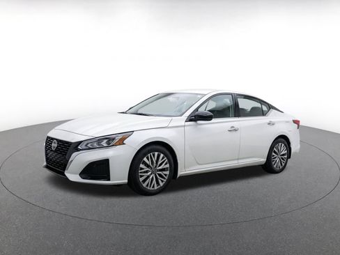 Used 2025 Nissan Altima 2.5 SV FWD image 3