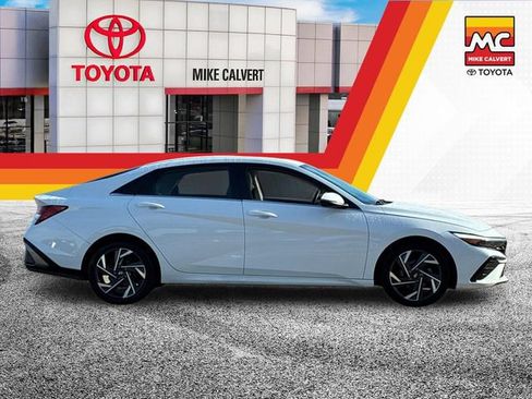 Used 2025 Hyundai Elantra Limited FWD image 6