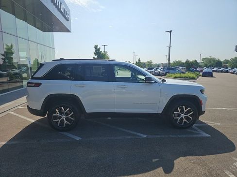 Used 2024 Jeep Grand Cherokee Limited AWD/4WD image 6