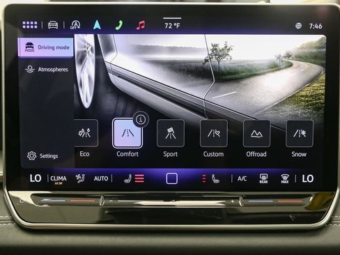 Used 2025 Volkswagen Tiguan SE w/ Panoramic Sunroof Package AWD/4WD image 29
