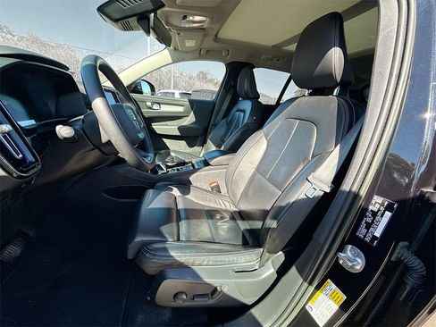 Used 2023 Volvo XC40 B5 Plus image 23