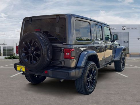 Used 2025 Jeep Wrangler Unlimited Sahara w/ Safety Group AWD/4WD image 5