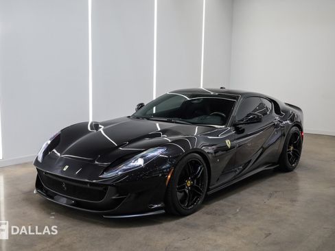 Used 2018 Ferrari 812 Superfast RWD image 1