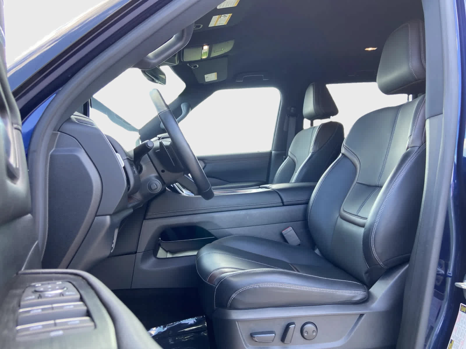 Used 2025 Nissan Armada SL AWD/4WD image 15