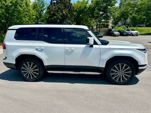 Used 2025 Lexus GX 550 w/ Accessory Package (2T) AWD/4WD image 4