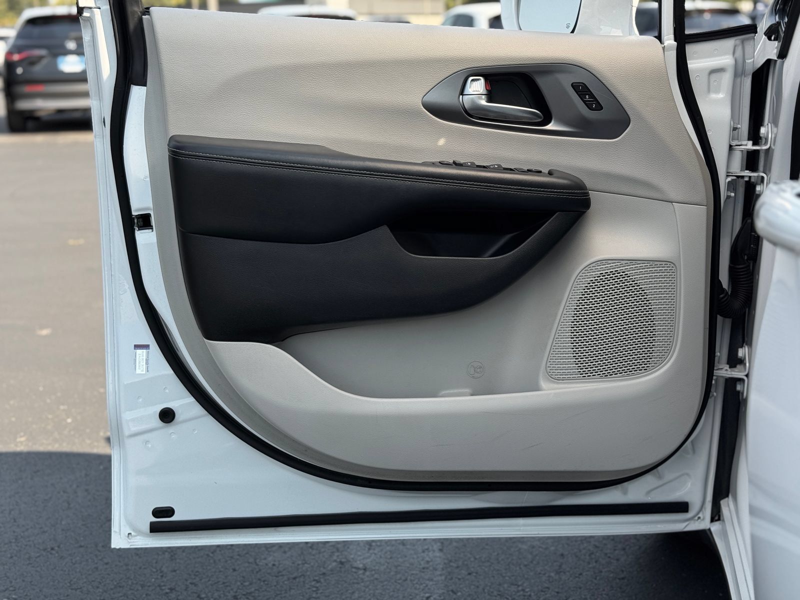 Used 2022 Chrysler Pacifica Touring-L FWD image 12