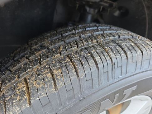 Used 2023 Kia Sorento LX image 28